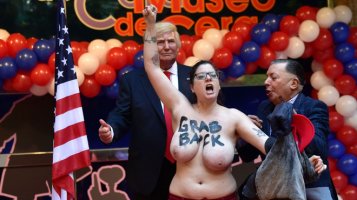 protesta-femen-estatua-trump-museo-cera-1484655701658.jpg