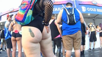 cap_Girl with hot ass in rave event_00_00_56_18.jpg