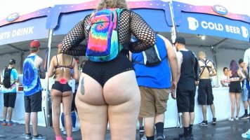 cap_Girl with hot ass in rave event_00_01_17_21.jpg