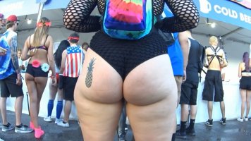 cap_Girl with hot ass in rave event_02_00_00_17_10.jpg