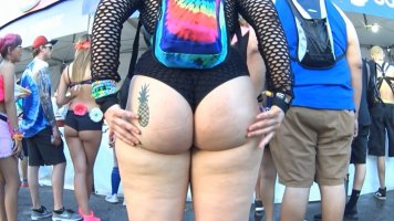 cap_Girl with hot ass in rave event_02_00_00_20_11.jpg