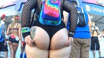 cap_Girl with hot ass in rave event_02_00_00_23_13.jpg