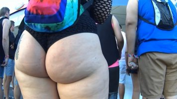 cap_Girl with hot ass in rave event_03_00_00_07_04.jpg