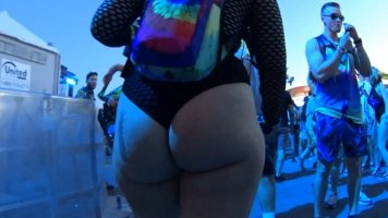 cap_Girl with hot ass in rave event_06_00_01_29_10.jpg