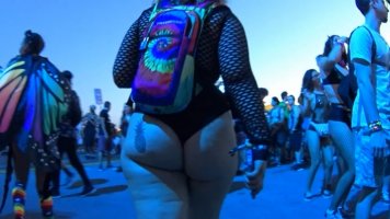 cap_Girl with hot ass in rave event_06_00_01_32_12.jpg