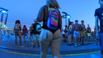 cap_Girl with hot ass in rave event_06_00_01_37_16.jpg