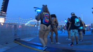 cap_Girl with hot ass in rave event_06_00_01_39_17.jpg