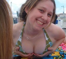 candid-beach-view-cleavage-and-topless-set44-033.jpg